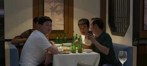 娱乐圈里两个男人吃瓜,是友情升温还是另有隐情？